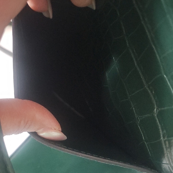 Elegant Dark Green Croc-Embossed Shoulder Bag - Picture 7 of 9